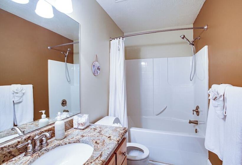 Rathdrum Home W/ Hot Tub: Steps To Beach Access!