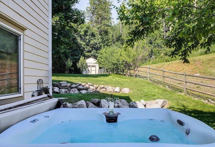 Rathdrum Home W/ Hot Tub: Steps To Beach Access!
