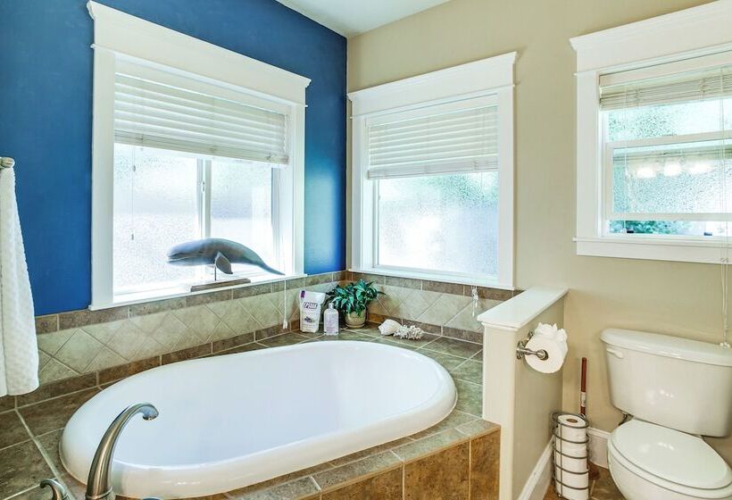 Rathdrum Home W/ Hot Tub: Steps To Beach Access!