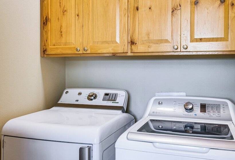 Rathdrum Home W/ Hot Tub: Steps To Beach Access!