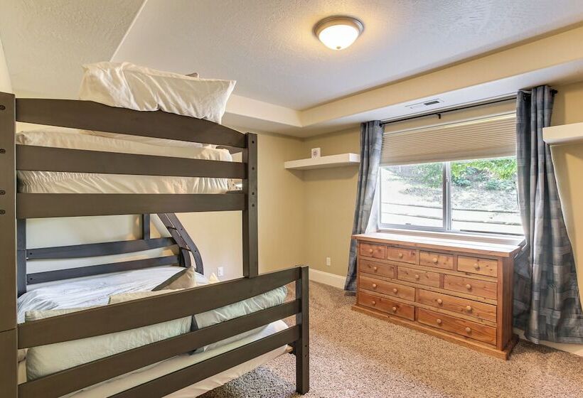 Rathdrum Home W/ Hot Tub: Steps To Beach Access!