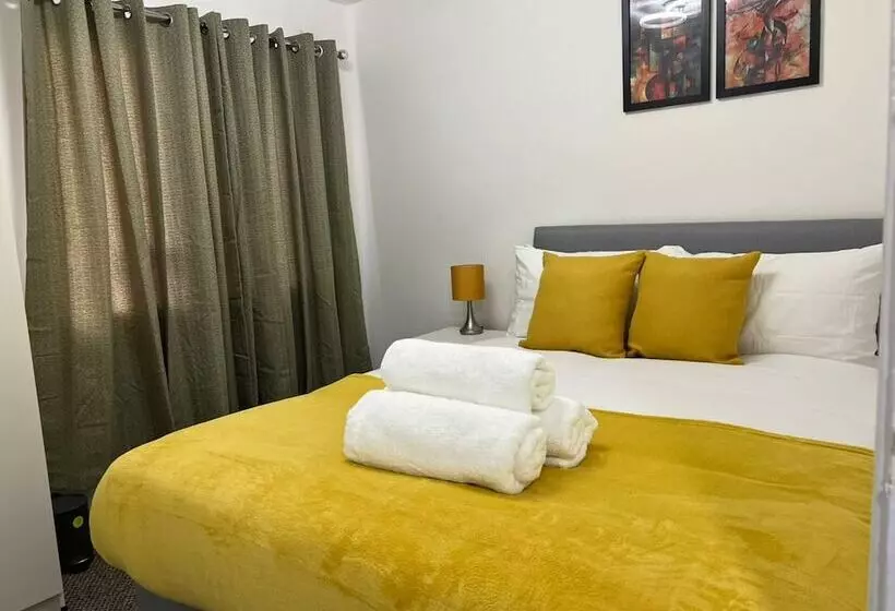 اقامتگاه Birmingham Luxury House   Modern Retreat