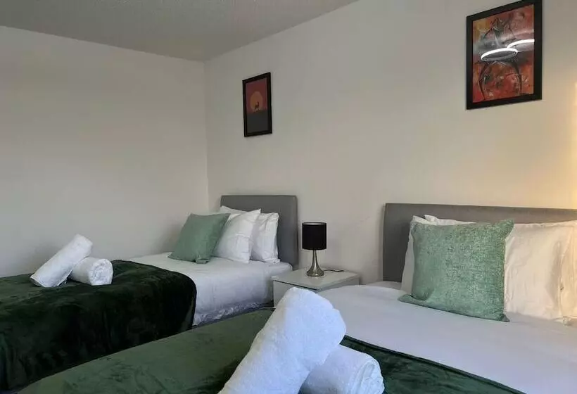اقامتگاه Birmingham Luxury House   Modern Retreat