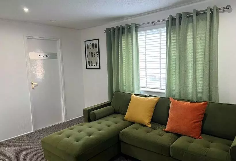 اقامتگاه Birmingham Luxury House   Modern Retreat