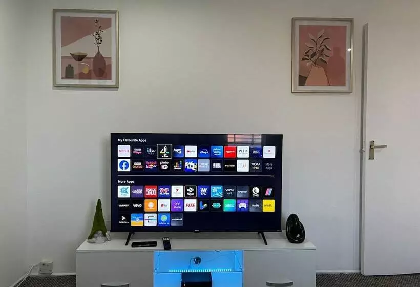 اقامتگاه Birmingham Luxury House   Modern Retreat