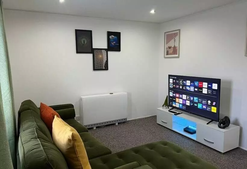 اقامتگاه Birmingham Luxury House   Modern Retreat