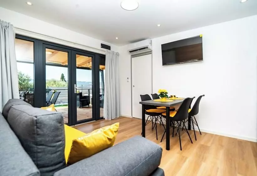 Residenssi House Red Earth Kastel Stafilic