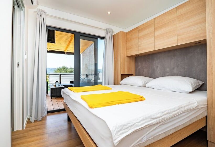 Reşedinta House Red Earth Kastel Stafilic