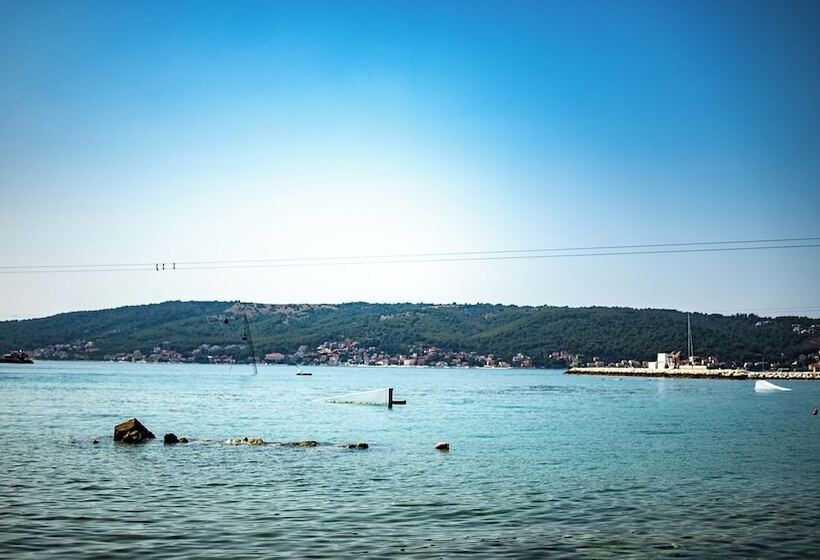 Reşedinta House Red Earth Kastel Stafilic