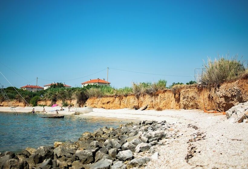 Reşedinta House Red Earth Kastel Stafilic