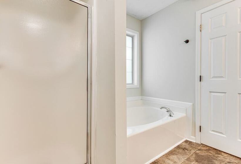 Game Room & Peaceful Deck: Dacula Family Home