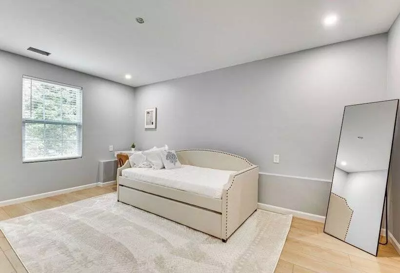 Game Room & Peaceful Deck: Dacula Family Home