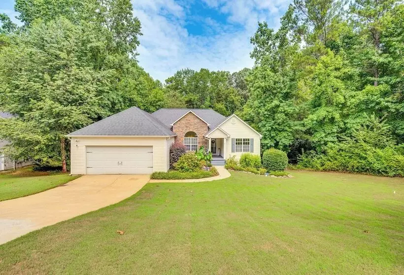 Game Room & Peaceful Deck: Dacula Family Home