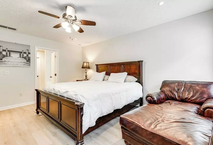 Game Room & Peaceful Deck: Dacula Family Home