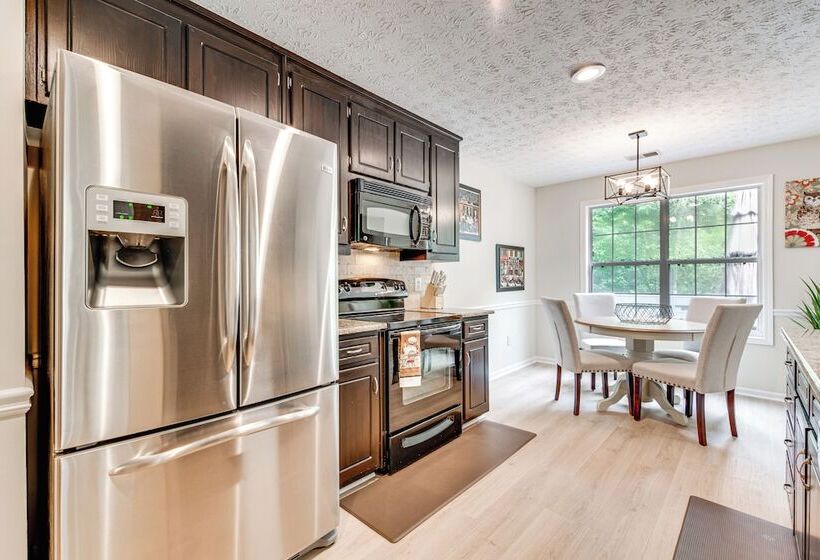 Game Room & Peaceful Deck: Dacula Family Home