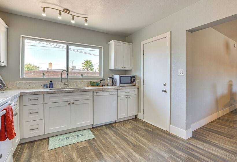 Dog Friendly North Las Vegas Home ~ 9 Mi To Strip!