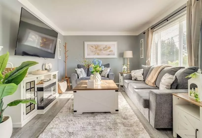 Westland Family Home W/ Deck & Fenced Yard