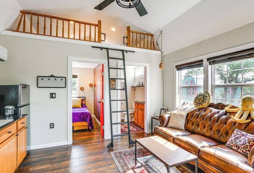 Whimsical Cabin W/ Grill < 4 Mi To Lake Brownwood!