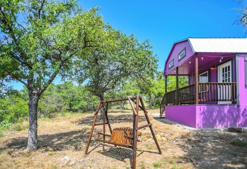 Whimsical Cabin W/ Grill < 4 Mi To Lake Brownwood!