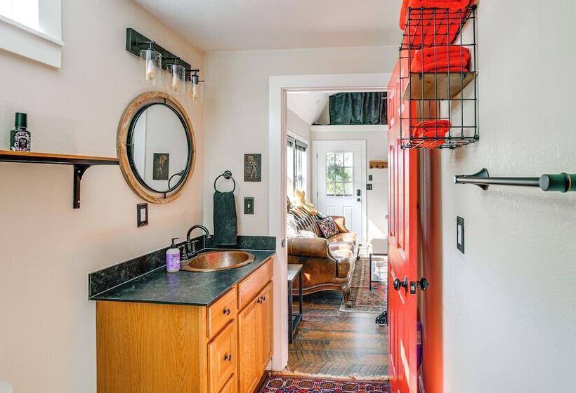 Whimsical Cabin W/ Grill < 4 Mi To Lake Brownwood!