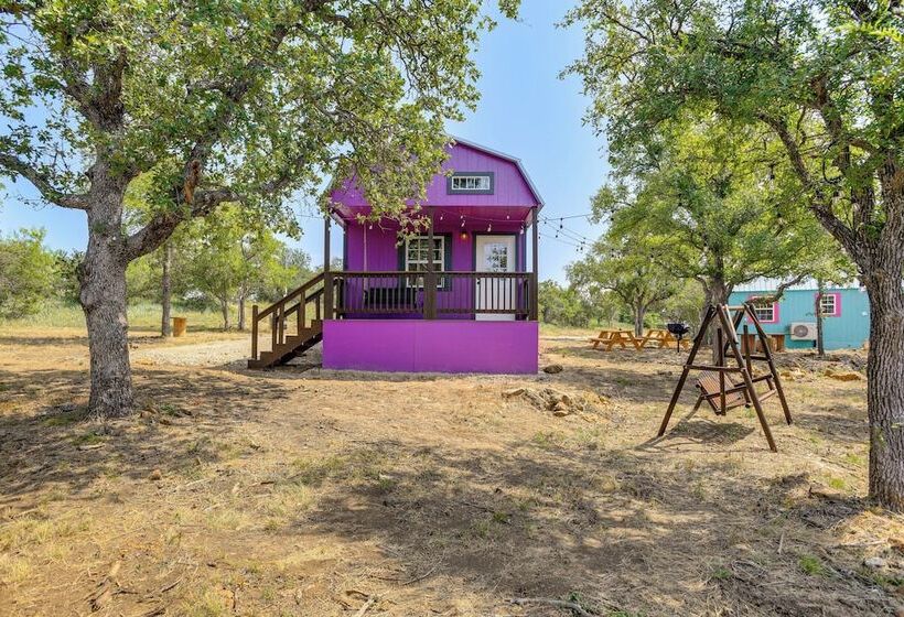 Whimsical Cabin W/ Grill < 4 Mi To Lake Brownwood!