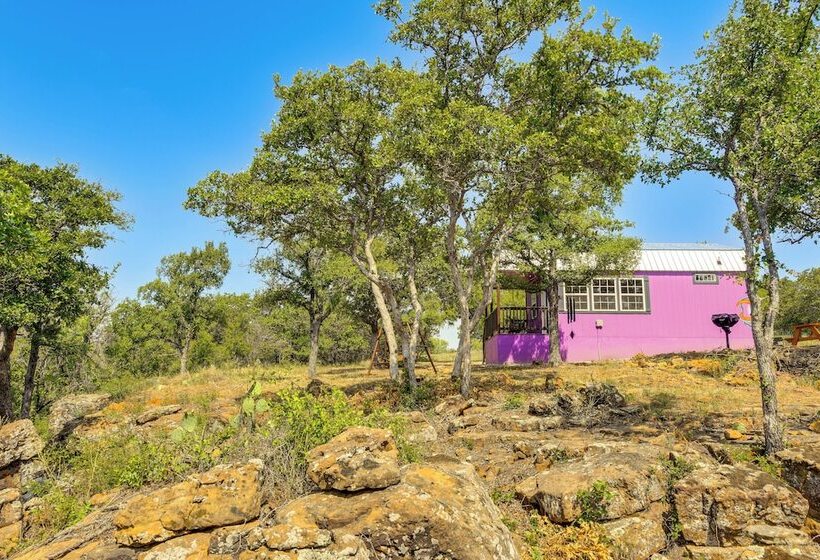 Whimsical Cabin W/ Grill < 4 Mi To Lake Brownwood!