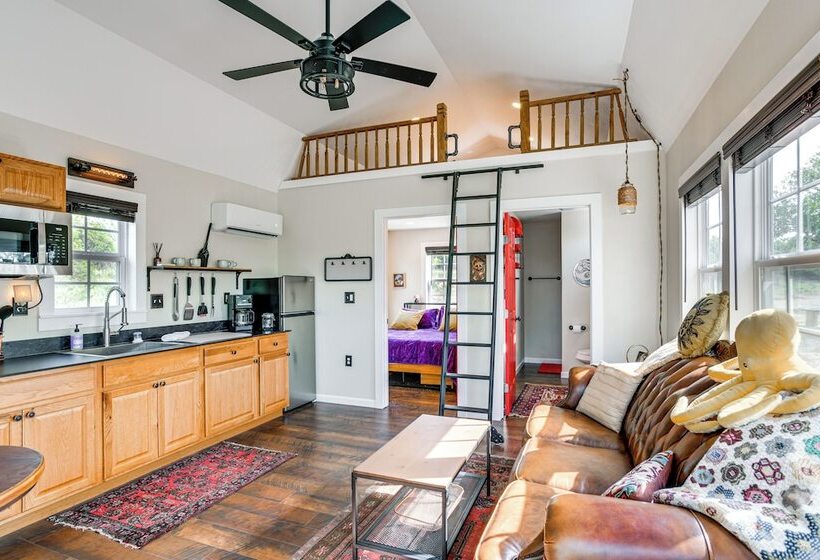 Whimsical Cabin W/ Grill < 4 Mi To Lake Brownwood!