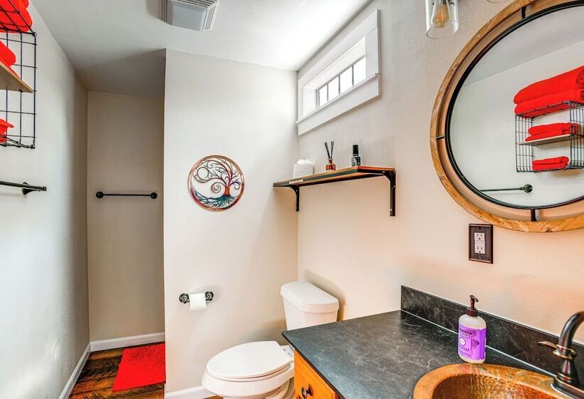 Whimsical Cabin W/ Grill < 4 Mi To Lake Brownwood!