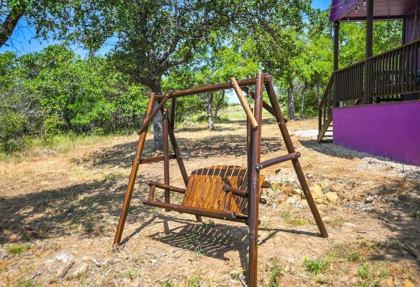 Whimsical Cabin W/ Grill < 4 Mi To Lake Brownwood!