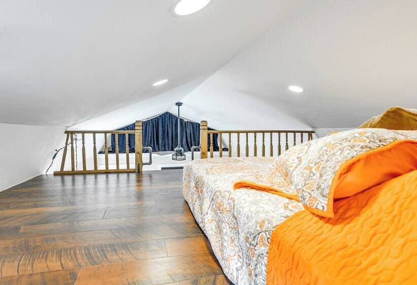 Whimsical Cabin W/ Grill < 4 Mi To Lake Brownwood!