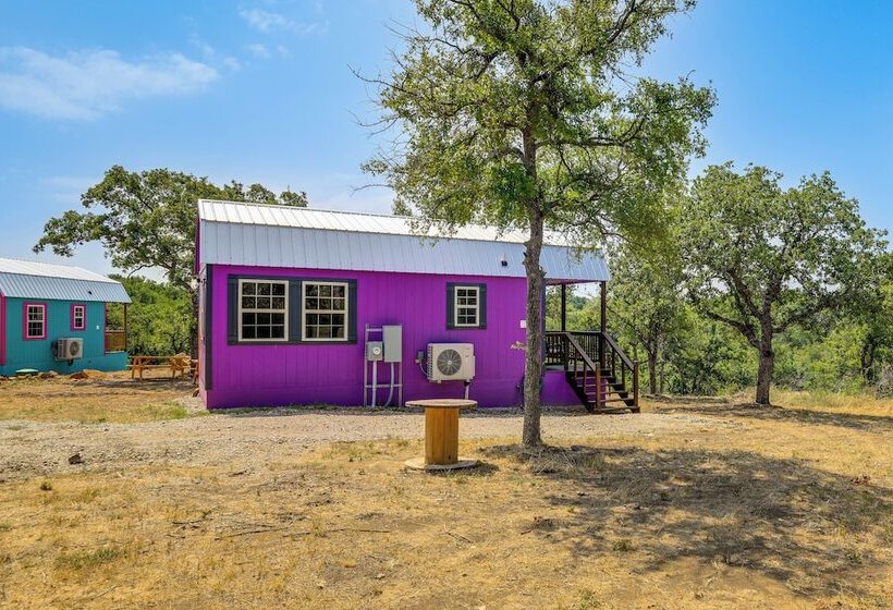 Whimsical Cabin W/ Grill < 4 Mi To Lake Brownwood!