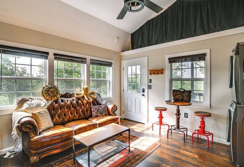 Whimsical Cabin W/ Grill < 4 Mi To Lake Brownwood!