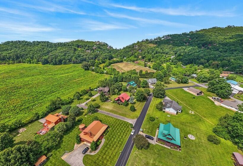 Cabin W/ Hot Tub, Theater & Games!