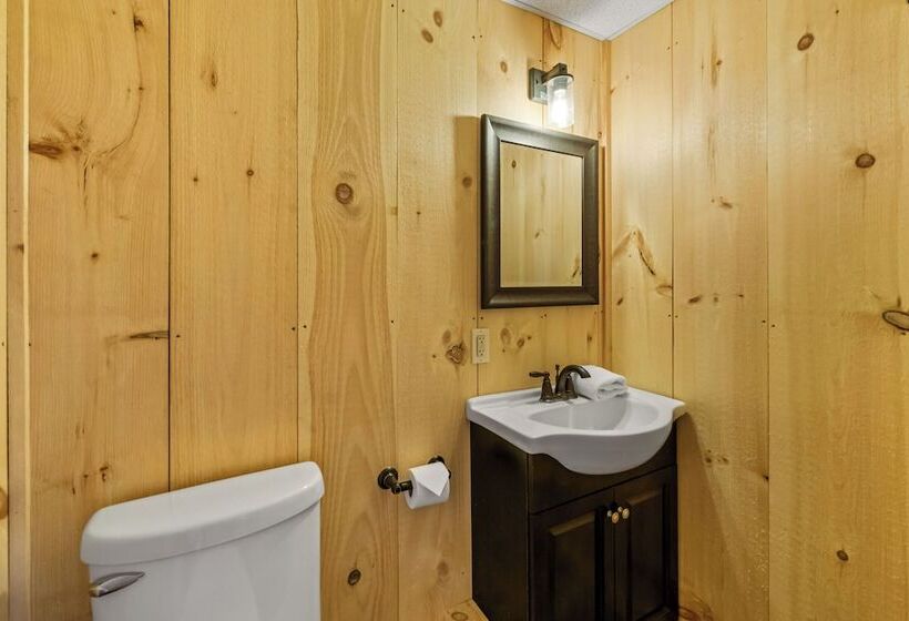 Cabin W/ Hot Tub, Theater & Games!