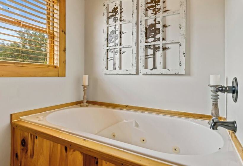 Cabin W/ Hot Tub, Theater & Games!