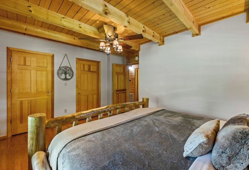 Cabin W/ Hot Tub, Theater & Games!