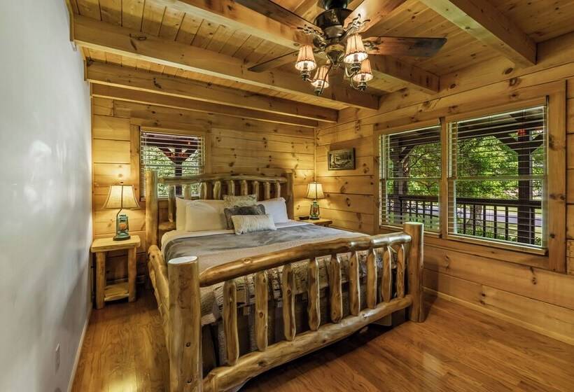 Cabin W/ Hot Tub, Theater & Games!