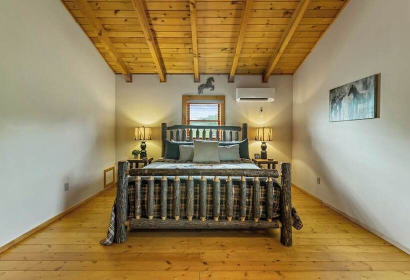 Cabin W/ Hot Tub, Theater & Games!