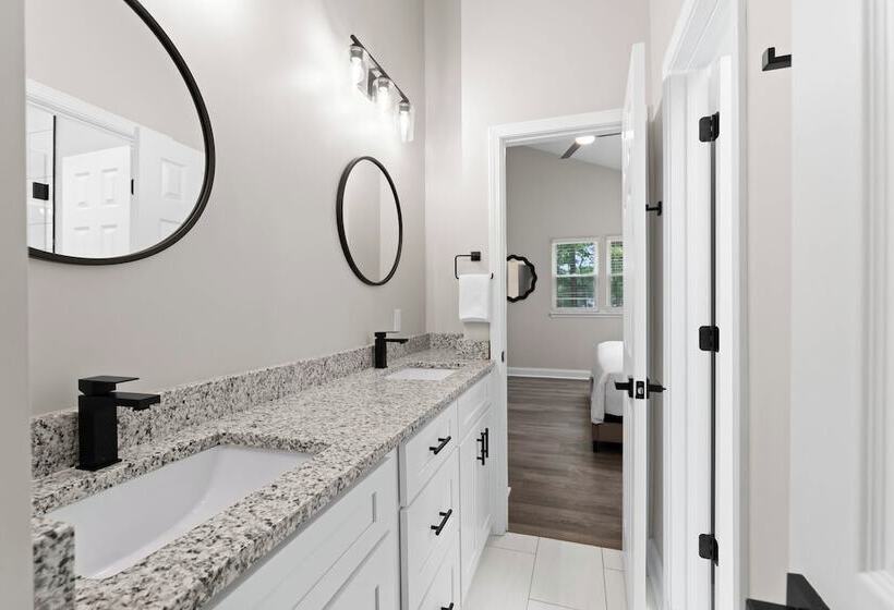 Fireside Fun By Avantstay Sleeps 18 Waterfront + Pool