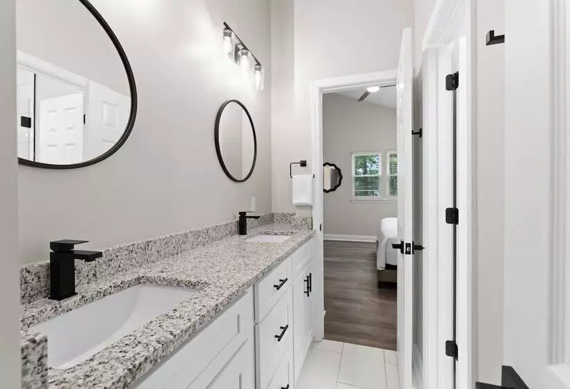 Fireside Fun By Avantstay Sleeps 18 Waterfront + Pool