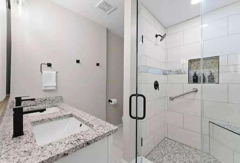 Fireside Fun By Avantstay Sleeps 18 Waterfront + Pool