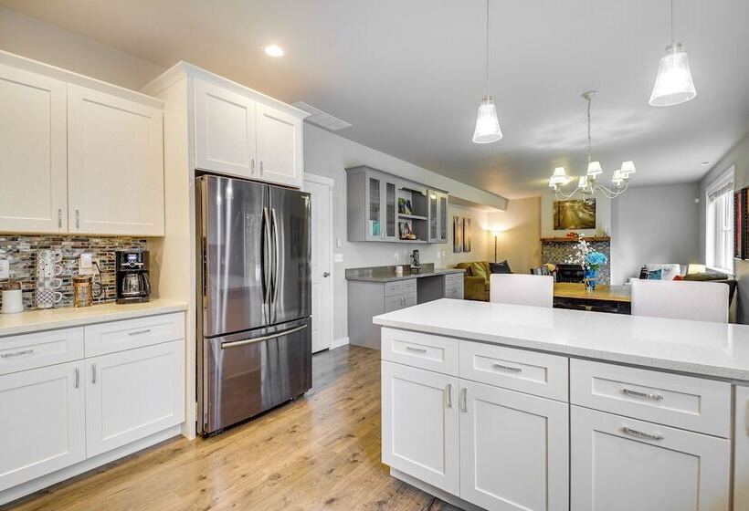 Lakefront Home By Gig Harbor: Quiet Family Retreat