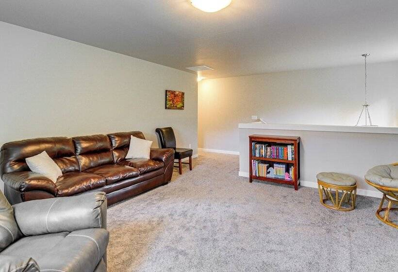 Lakefront Home By Gig Harbor: Quiet Family Retreat