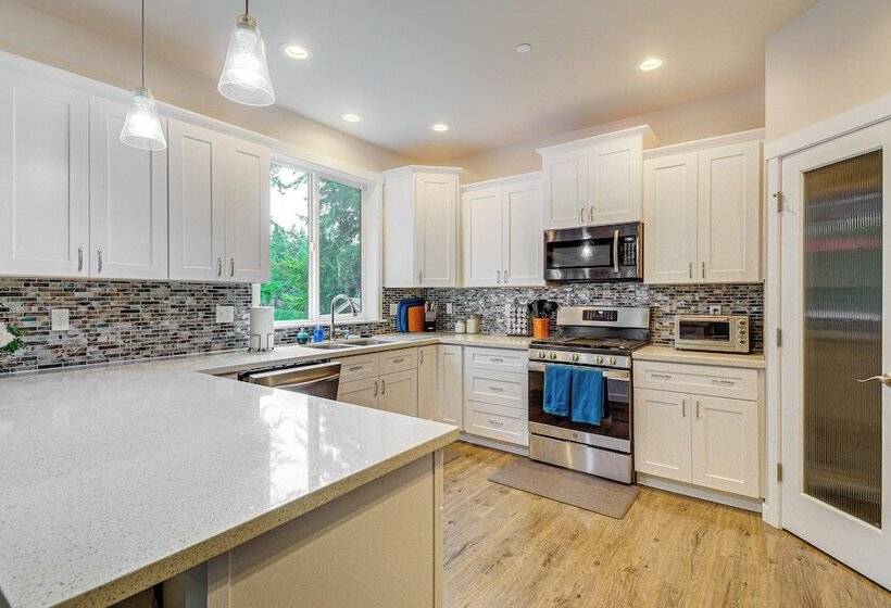 Lakefront Home By Gig Harbor: Quiet Family Retreat