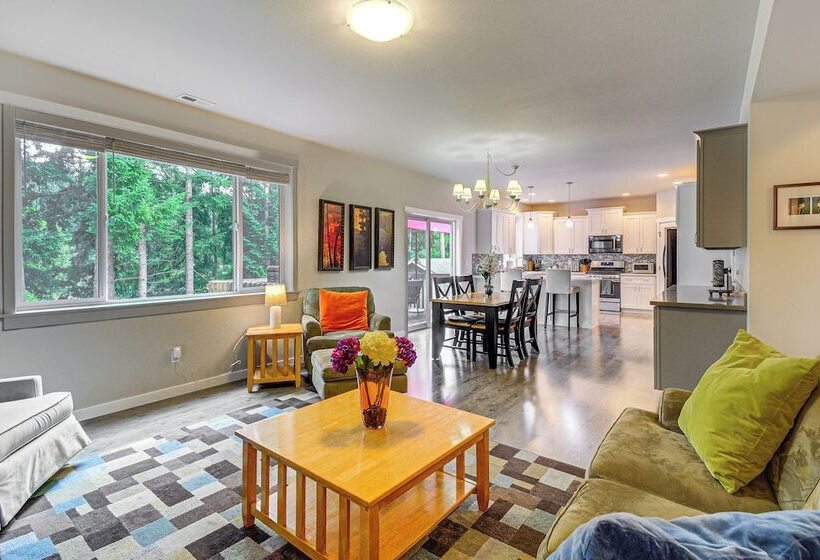 Lakefront Home By Gig Harbor: Quiet Family Retreat
