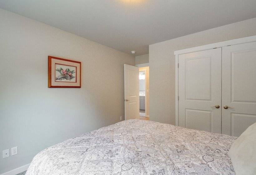 Lakefront Home By Gig Harbor: Quiet Family Retreat