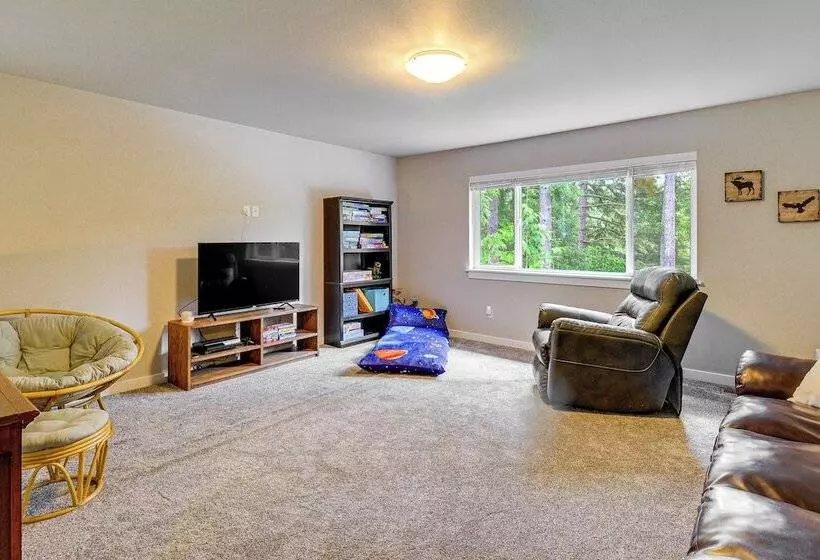 Lakefront Home By Gig Harbor: Quiet Family Retreat