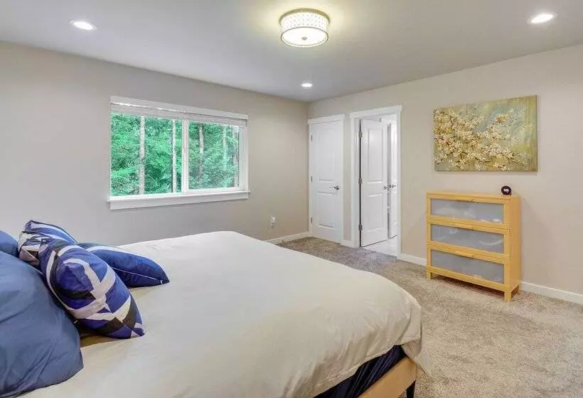 Lakefront Home By Gig Harbor: Quiet Family Retreat