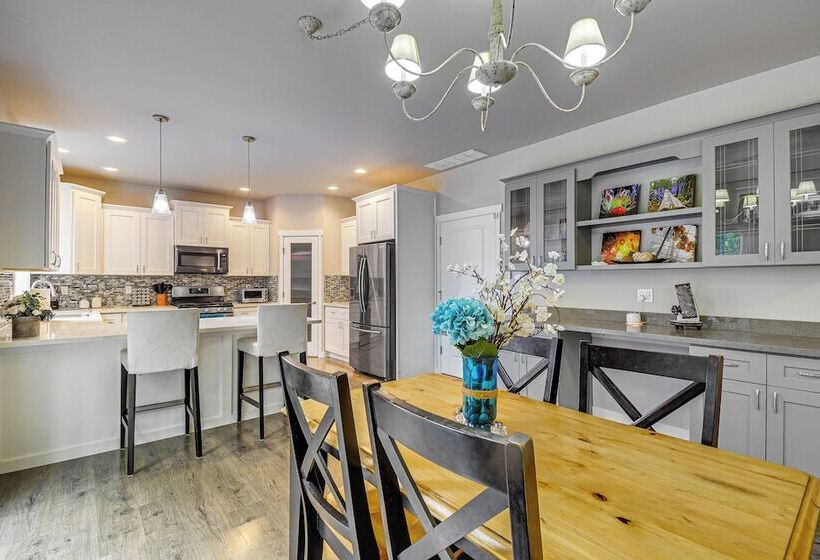 Lakefront Home By Gig Harbor: Quiet Family Retreat