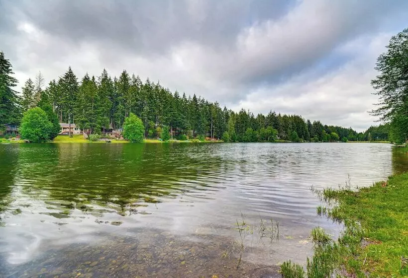 Lakefront Home By Gig Harbor: Quiet Family Retreat